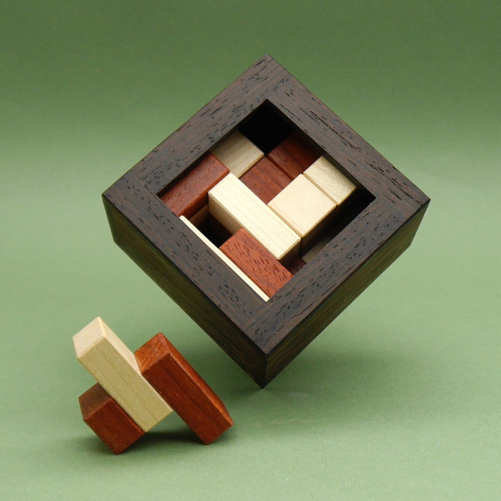 Woodenpuzzle mit eingesetzten Holzblöcken im Rahmen, das als Logikpuzzle zum Denken und Lösen dient