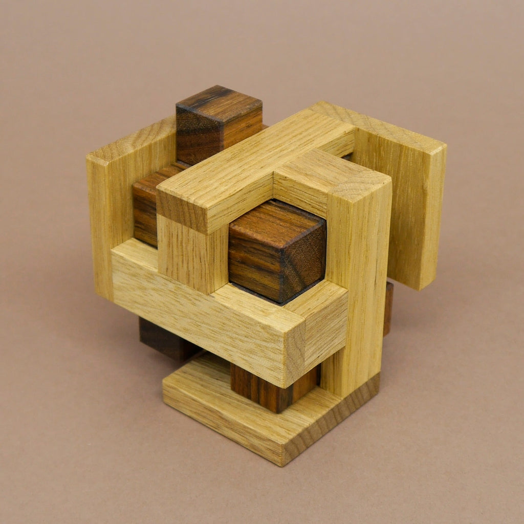 3D-Holzpuzzle in Form eines verschachtelten Gebildes mit mehreren ineinandergreifenden Elementen. Ein herausforderndes Geduldsspiel für Logikfans.