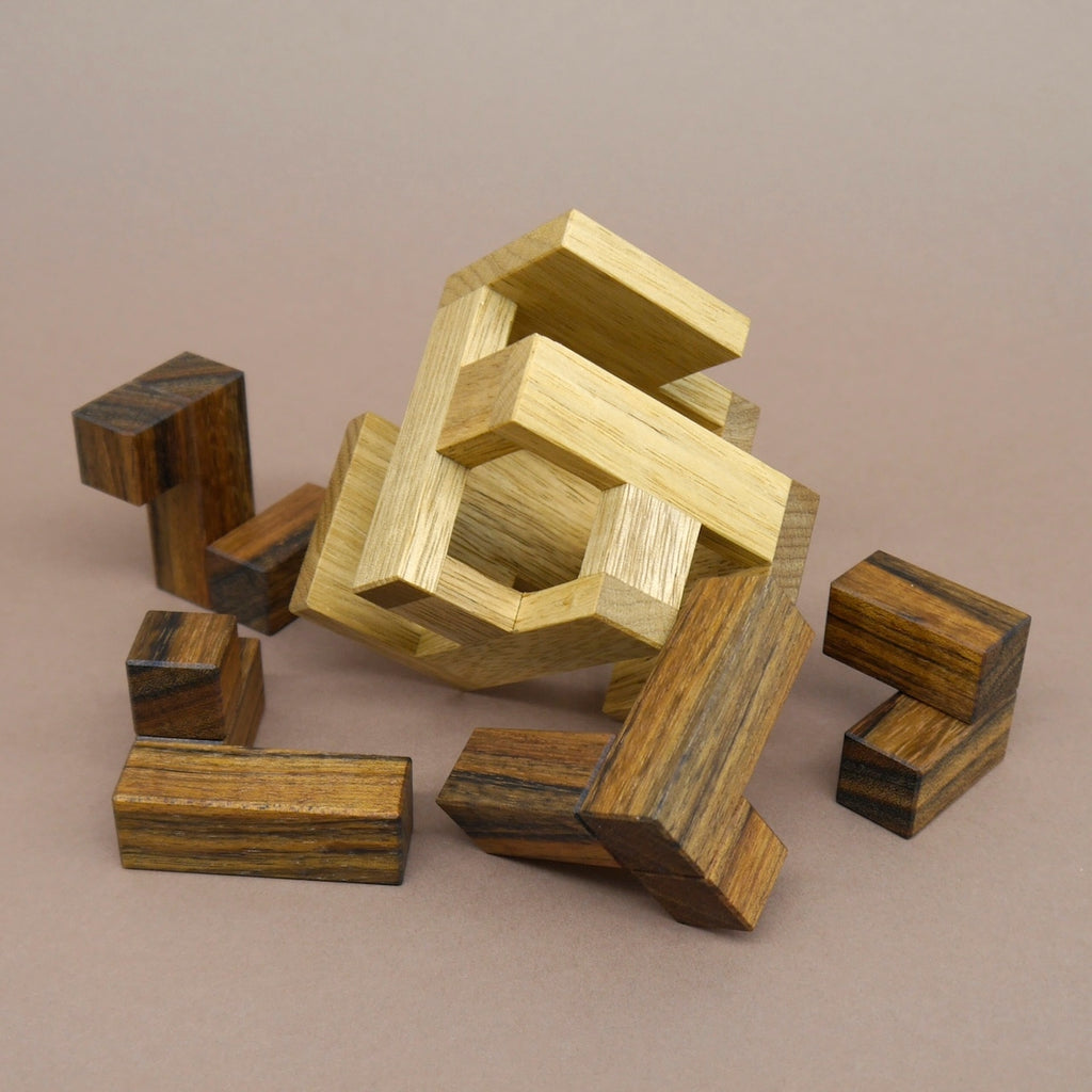 Holzpuzzle mit mehreren unterschiedlich großen Elementen, die passgenau zusammengebaut werden können. Ein geduldiges Logikspiel, das Geschicklichkeit und Denken fördert.