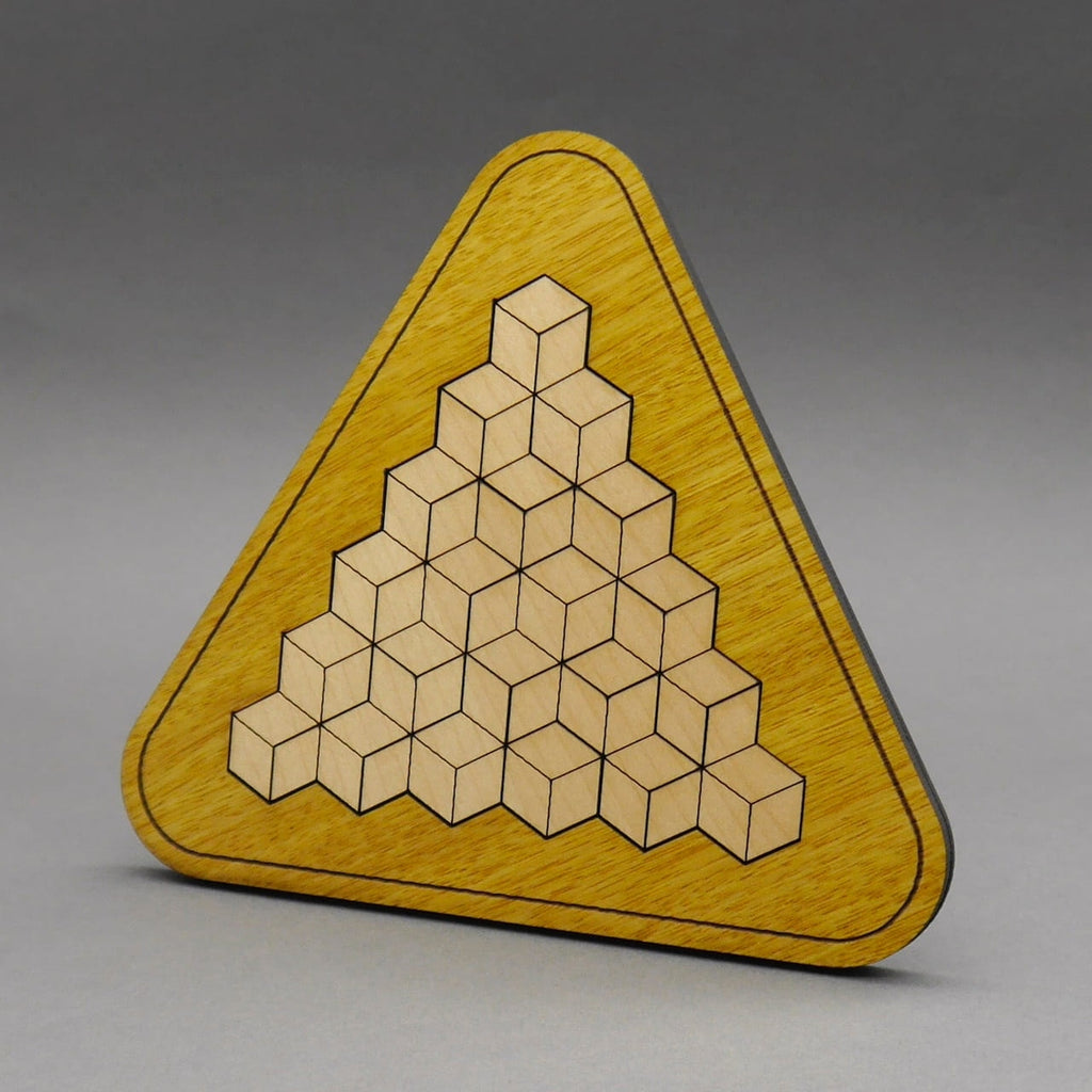 Tri Esch Legepuzzle aus Holz mit vollständig zusammengesetzten Würfelmustern in einem dreieckigen Rahmen – dekoratives Woodenpuzzle.