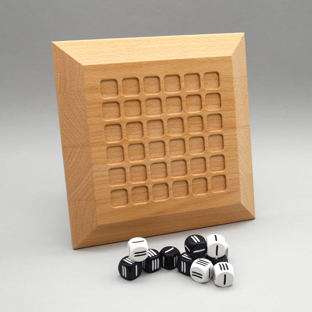 Triad Denksport auf Holzbrett mit quadratischem Raster und schwarzen sowie weißen Würfeln, ruhiges Logikspiel