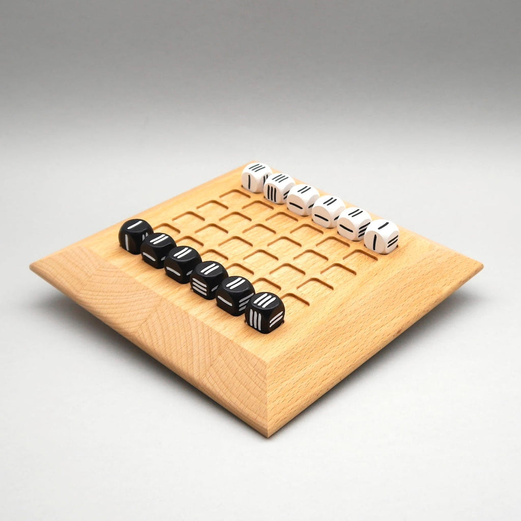 Triad, Spiel für 2 Spieler: Startaufstellung mit schwarzen und weißen Würfeln auf gerastertem Holzbrett