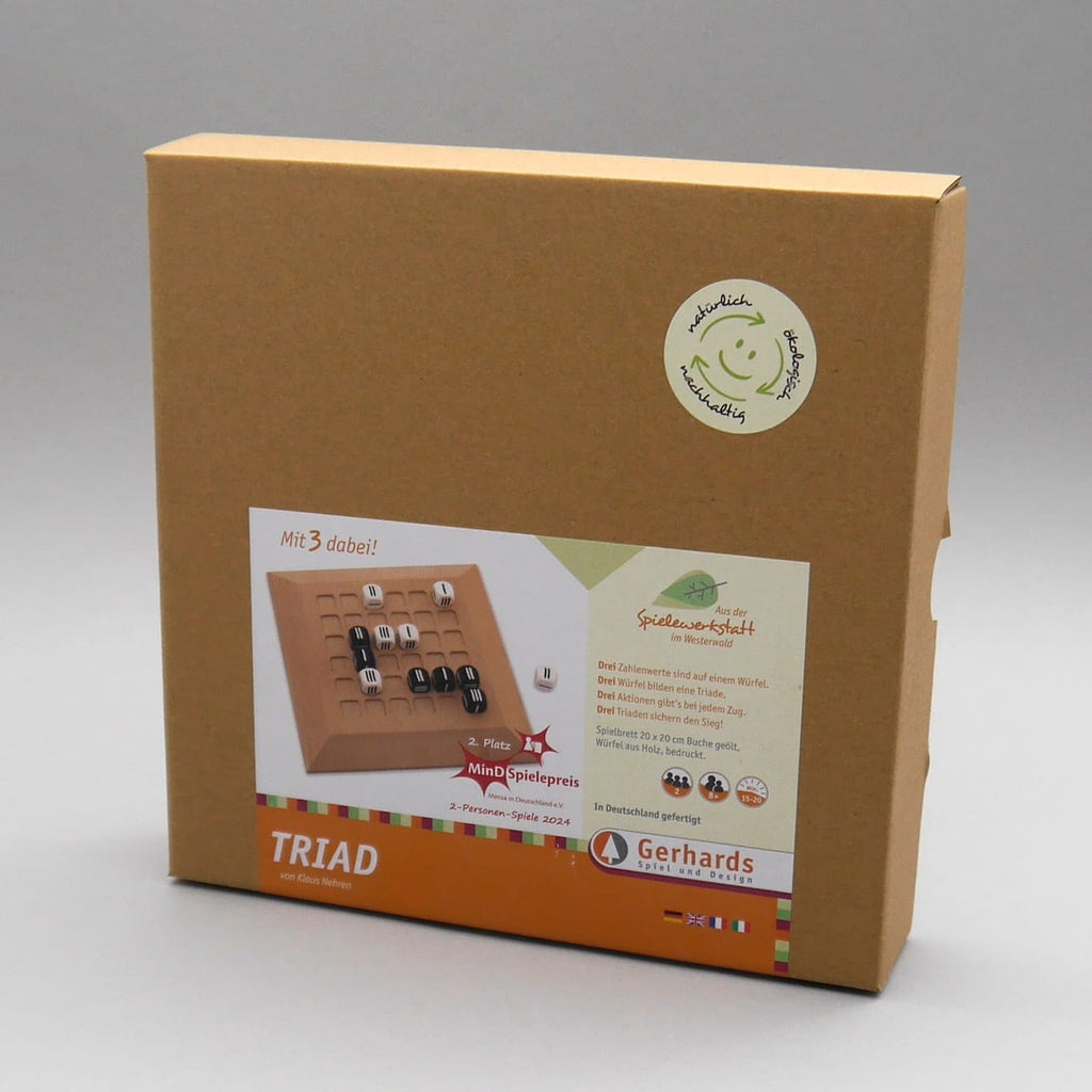 Triad Taktikspiel in nachhaltiger Kartonbox, Produktetikett mit Spielbrett und Würfeln, gefertigt in Deutschland