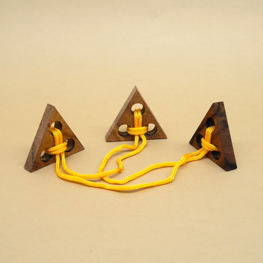 Drei verbundene Holzdreiecke mit gelbem Seil, ein kniffliges Seilpuzzle zum Knobeln.