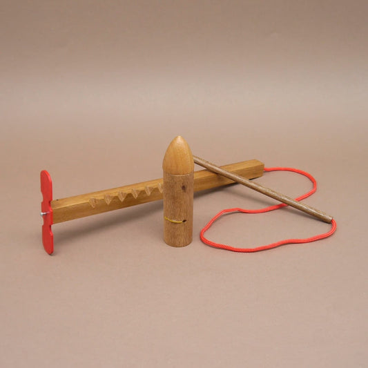 Holzpuzzle Trickspiel mit verschiedenen Holzelementen und roter Schnur als kniffliges Denkspiel.