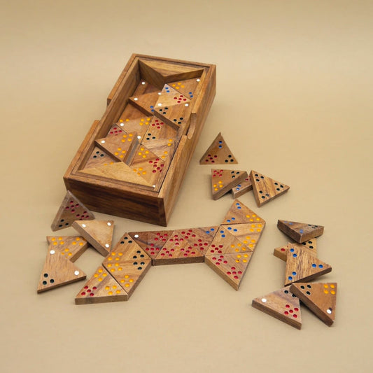 Holzspiel „Tridomino“ mit bunten Punkten als Domino-Variante für Kinder, teilweise aufgebaut und mit geöffneter Holzbox.