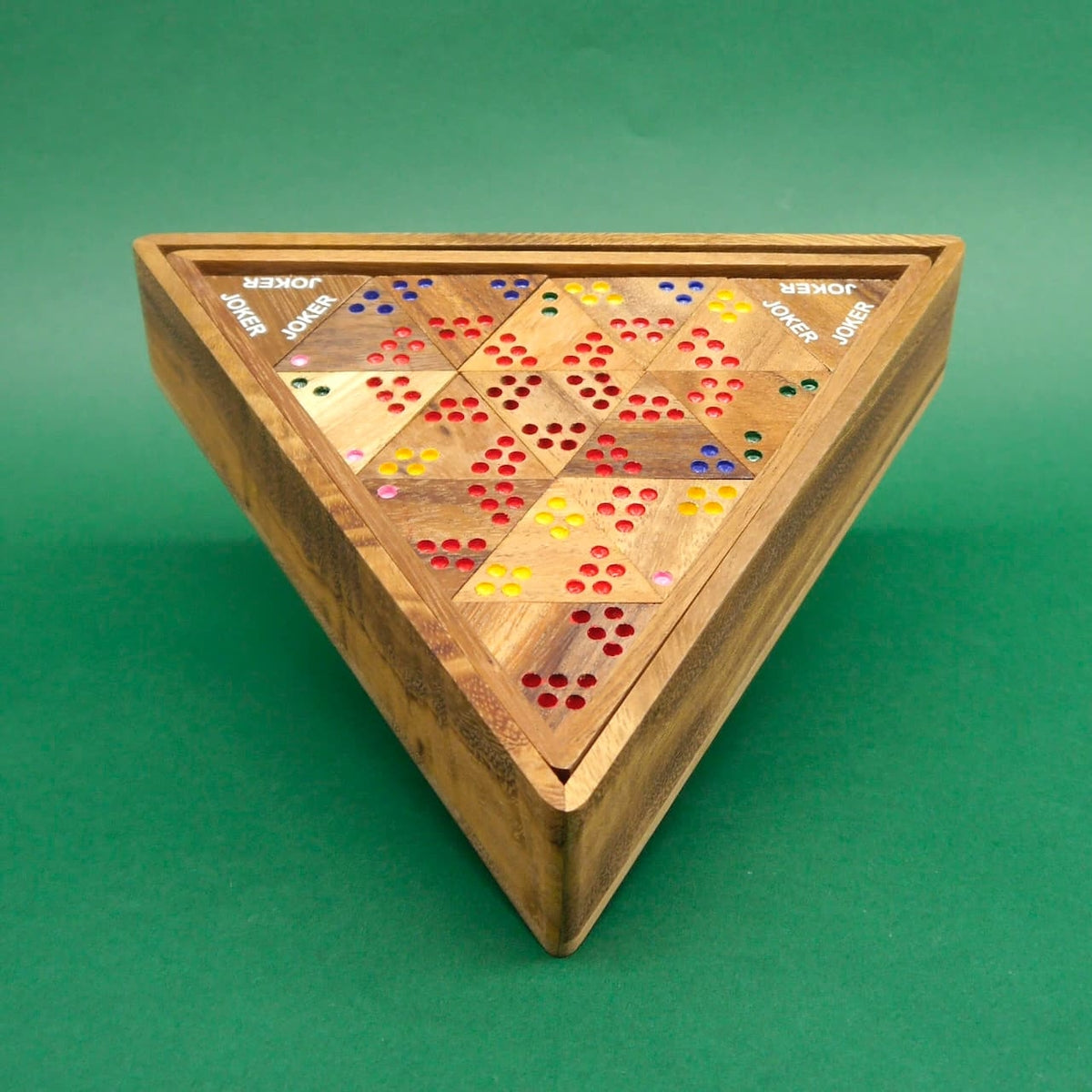 Gefüllte Holzbox mit vollständig eingelegten Tridomino-Steinen – ein buntes Gesellschaftsspiel in dreieckiger Form.