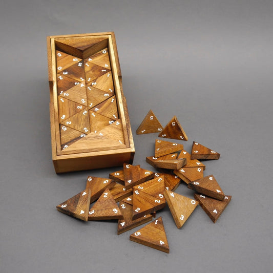 Tridomino Holzspiel mit aufgedeckten Spielsteinen – ein strategisches Gesellschaftsspiel aus Holz.