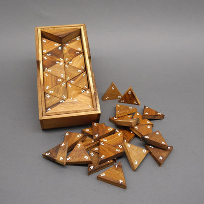 Tridomino Holzspiel mit aufgedeckten Spielsteinen – ein strategisches Gesellschaftsspiel aus Holz.