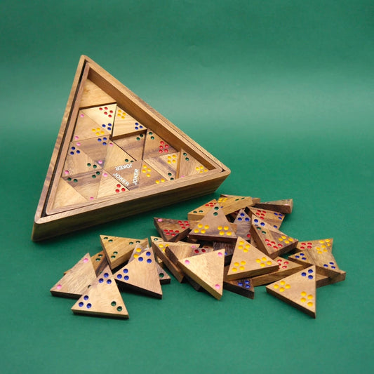 Tridomino-Holzspiel mit herausgenommenen, farbigen Spielsteinen neben der Box – ein unterhaltsames Kinderspiel für die ganze Familie.