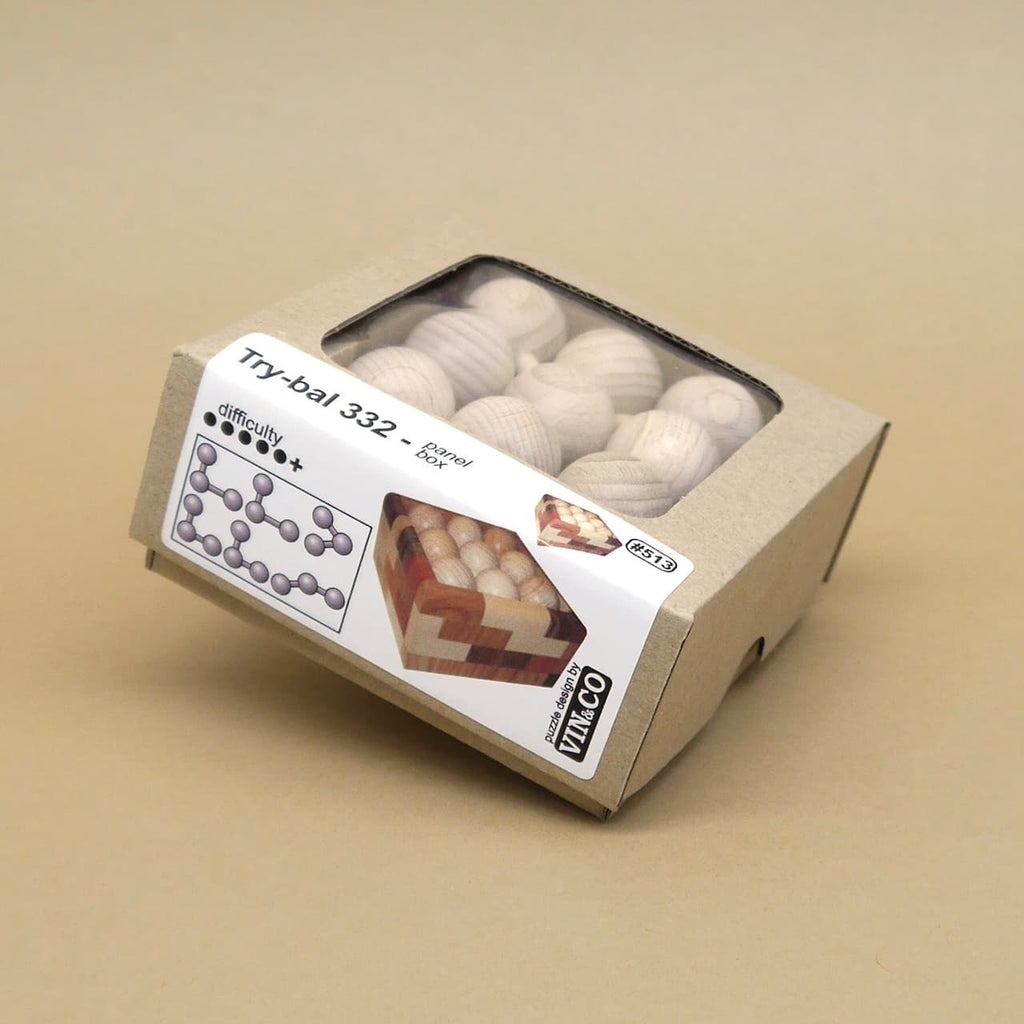 Schräg fotografierte Box mit Sichtfenster und Diagramm; innen sichtbare Kugelmodule, neutrale Bühne – Fokus auf Verpackung.