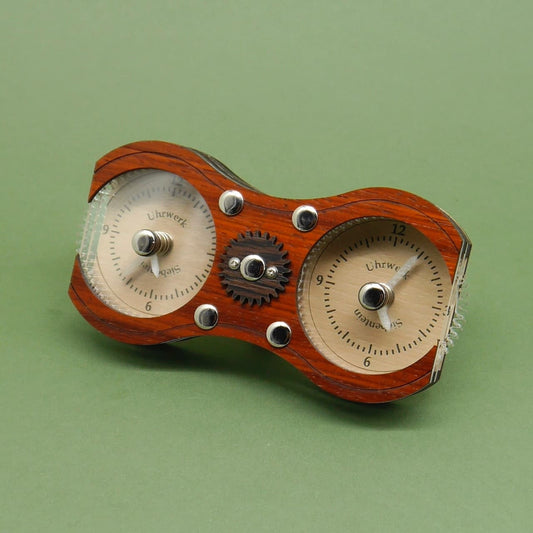 Holzpuzzle in Form eines Uhrwerks mit zwei Zifferblättern und zentralem Zahnrad, als Denkspiel gestaltet.