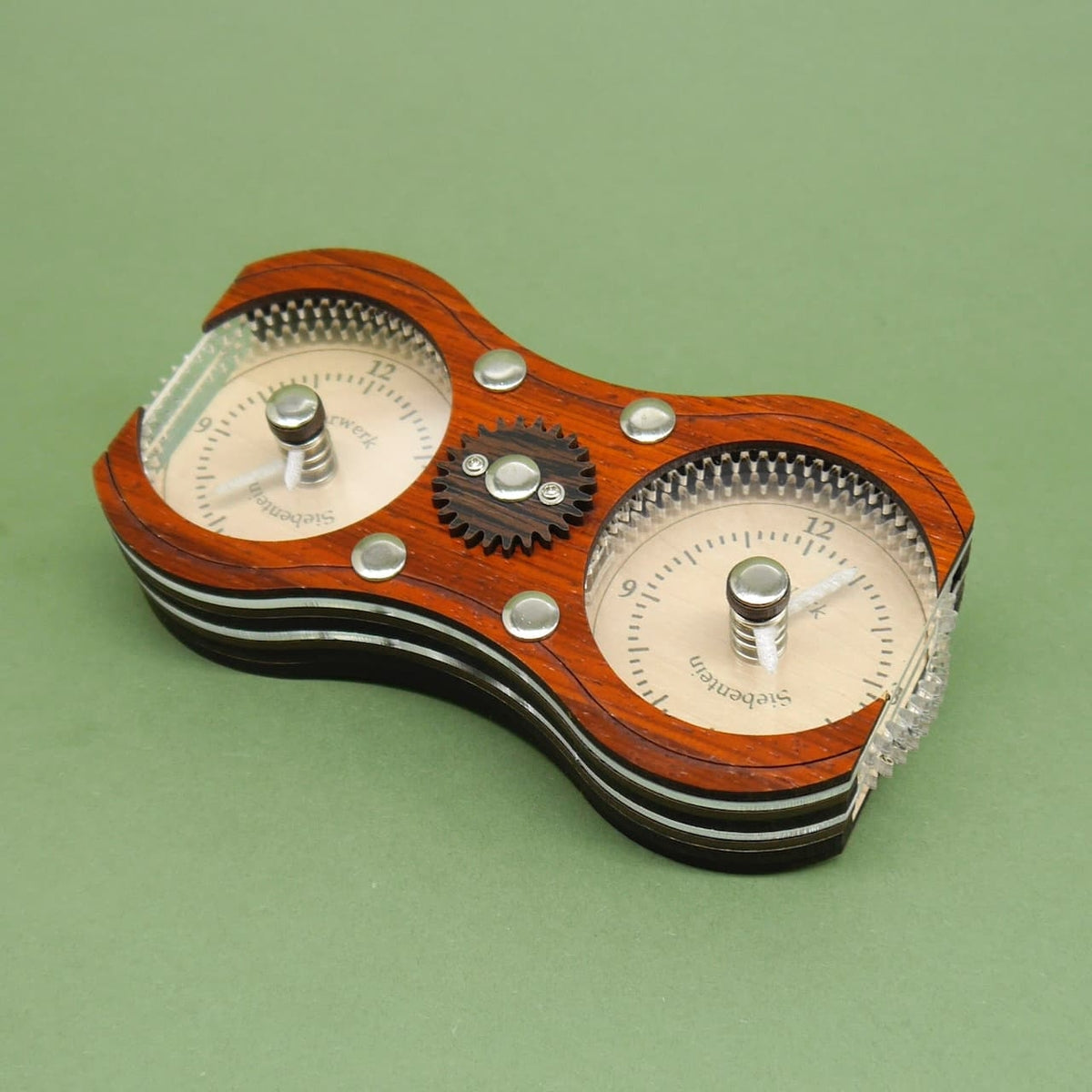 Handgefertigtes Holzspiel im Stil eines Uhrwerks mit Zahnrädern und Zifferblättern, ideal für Denksport-Aufgaben.