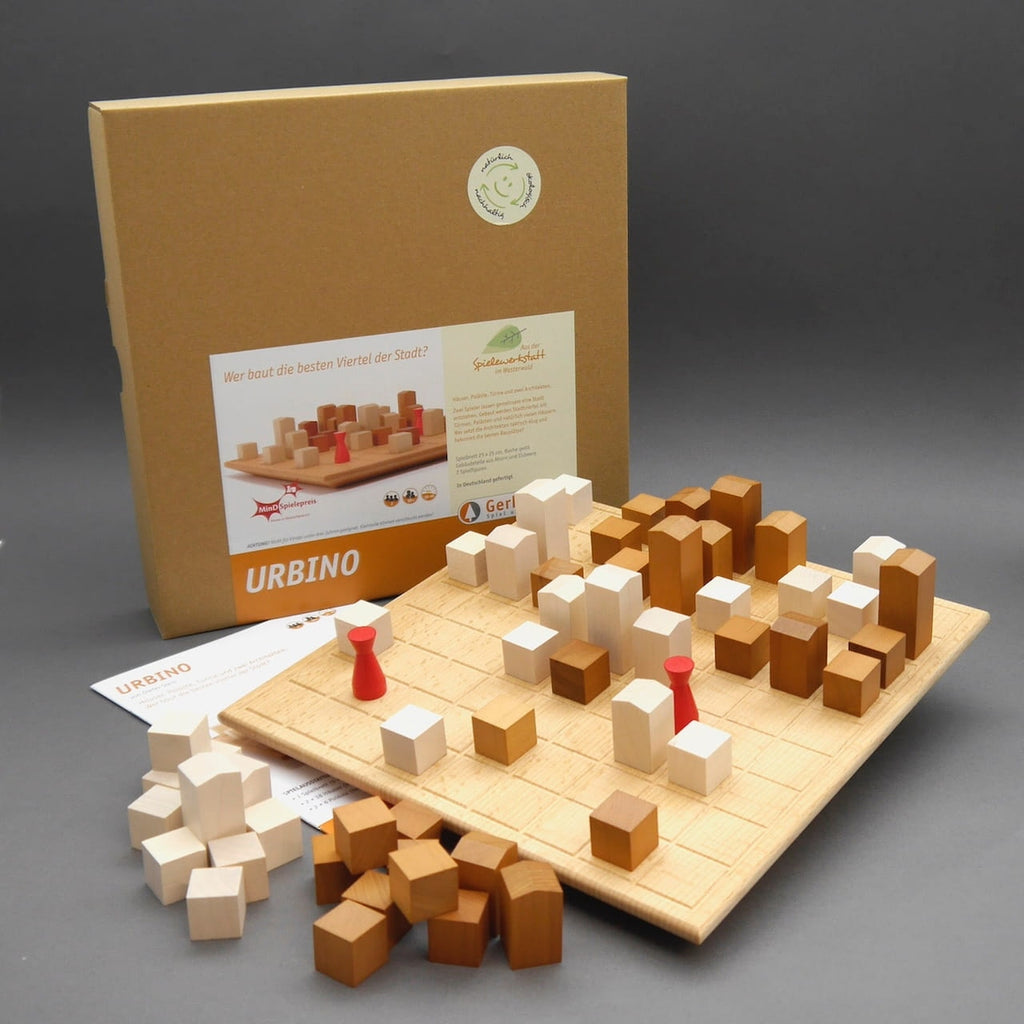 Urbino Holzspiel mit Spielfeld, Holzwürfeln und zwei roten Figuren; modernes Designspiel zur strategischen Stadtplanung.