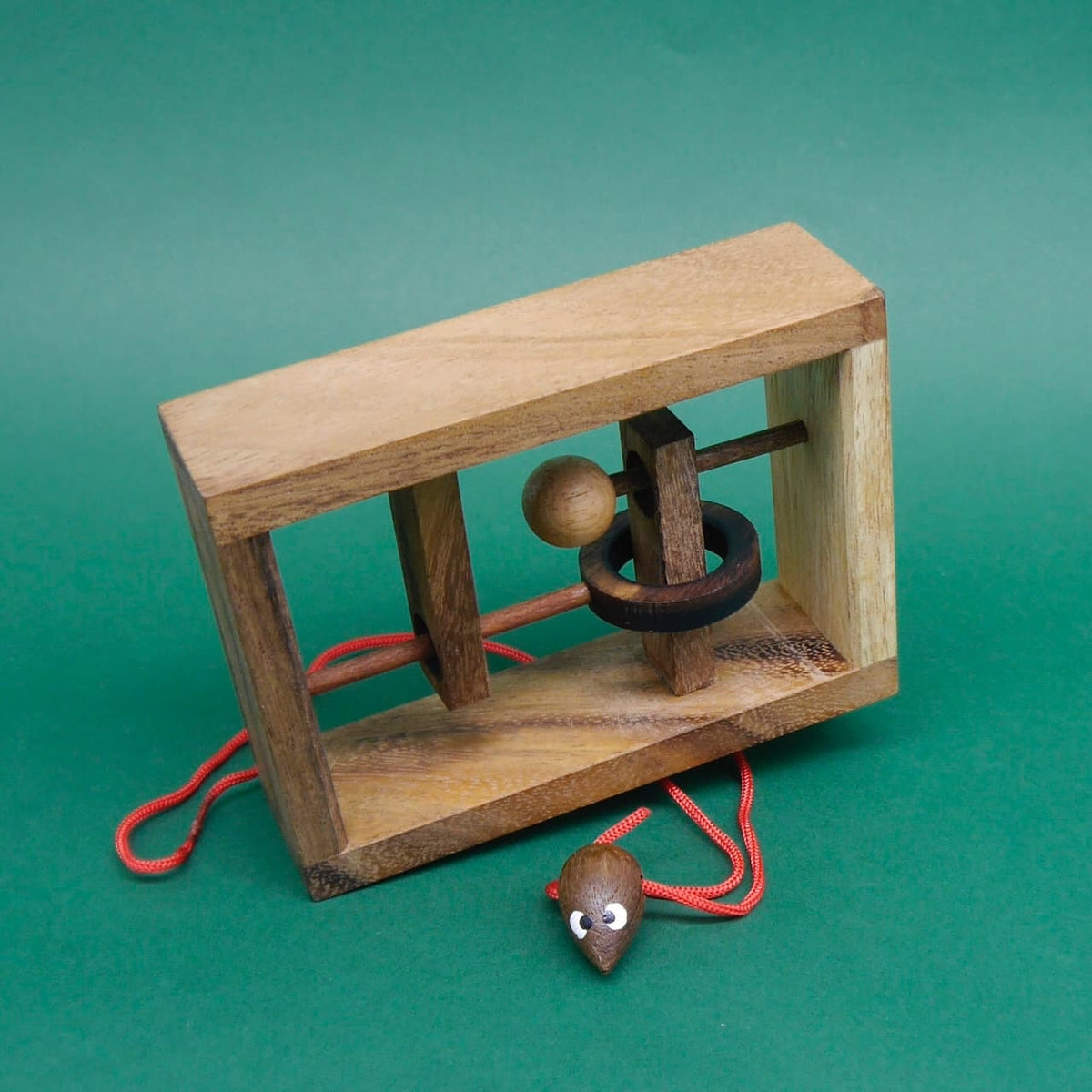 Holzpuzzle „Verflixter Rahmen“ mit roter Schnur, ideal als kniffliges Geduldsspiel für Kinder und Erwachsene.