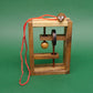 Q-Förderndes Ropepuzzle aus Holz mit Kugel, Ring und rotem Seil – ein Denkspiel für clevere Köpfe.