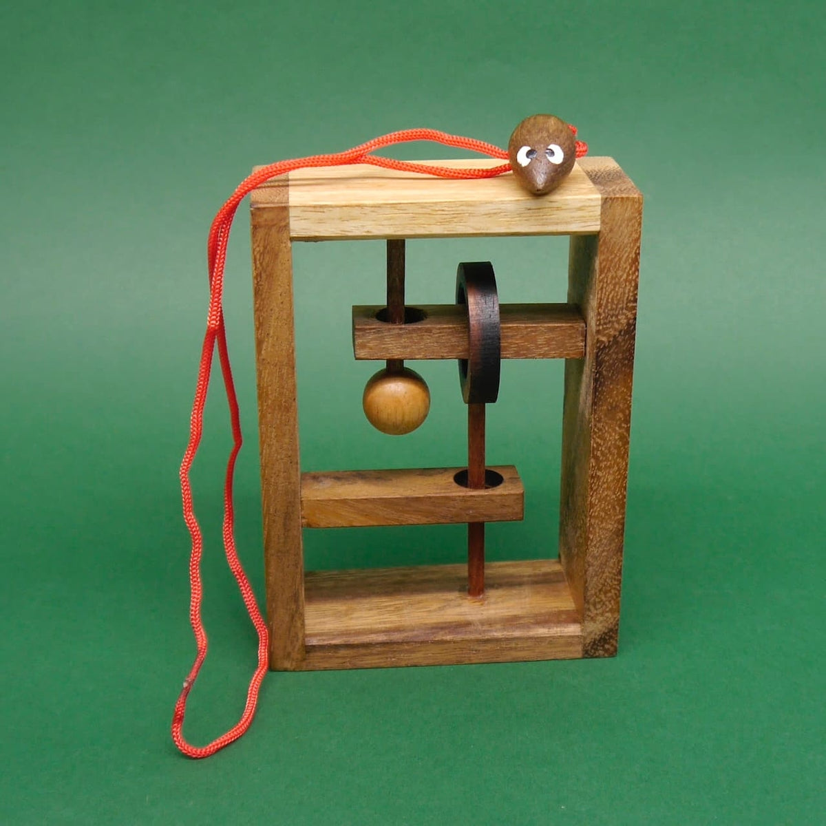 Q-Förderndes Ropepuzzle aus Holz mit Kugel, Ring und rotem Seil – ein Denkspiel für clevere Köpfe.