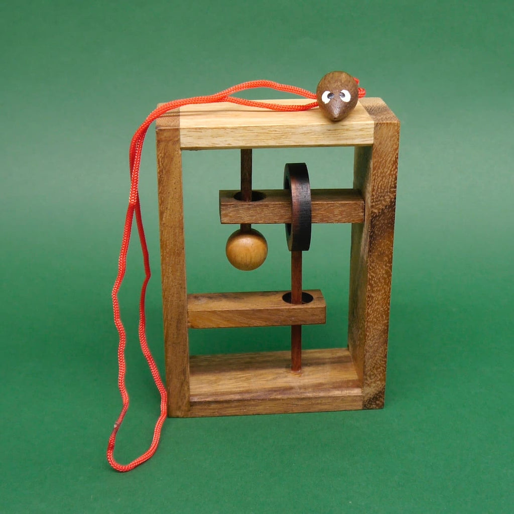 Q-Förderndes Ropepuzzle aus Holz mit Kugel, Ring und rotem Seil – ein Denkspiel für clevere Köpfe.