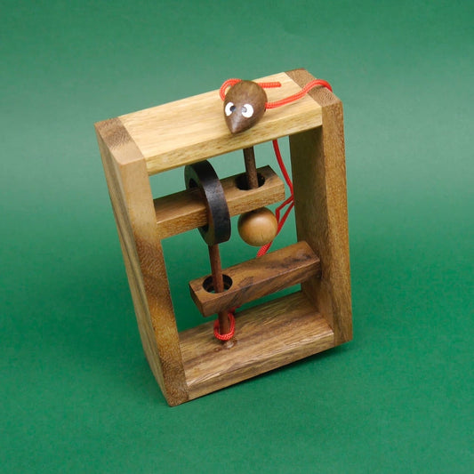 Kompaktes Schnurpuzzle aus Holz mit Augenmaus-Anhänger und Hindernissen – ein liebevoll gestaltetes Knobelspiel.