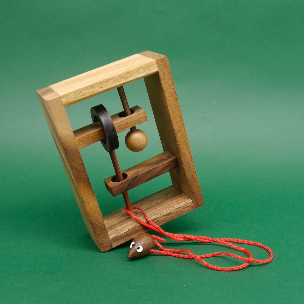Kniffliges Seilpuzzle im Holzrahmen mit roten Schnüren – ideal zum Knobeln und Trainieren des logischen Denkens.