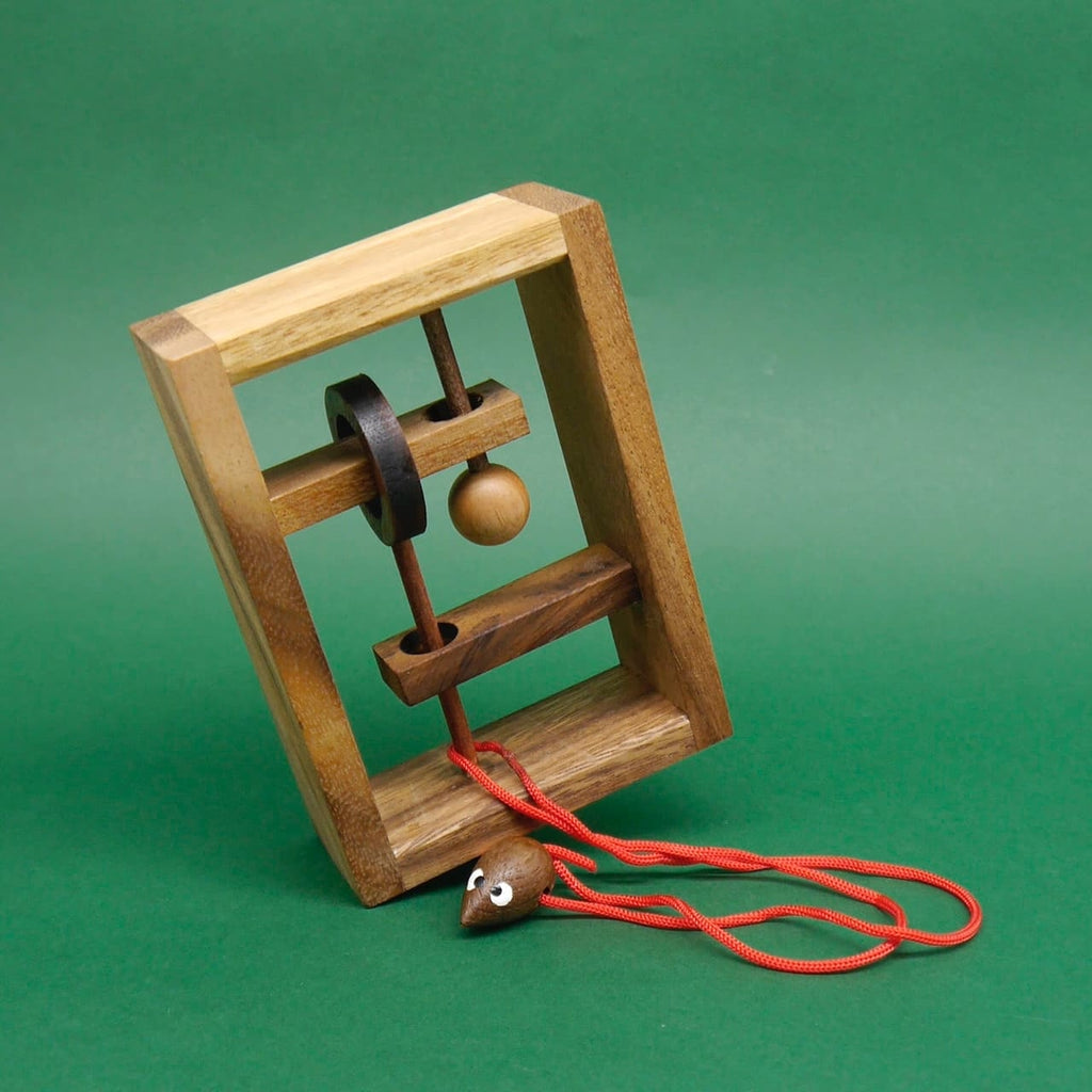 Kniffliges Seilpuzzle im Holzrahmen mit roten Schnüren – ideal zum Knobeln und Trainieren des logischen Denkens.