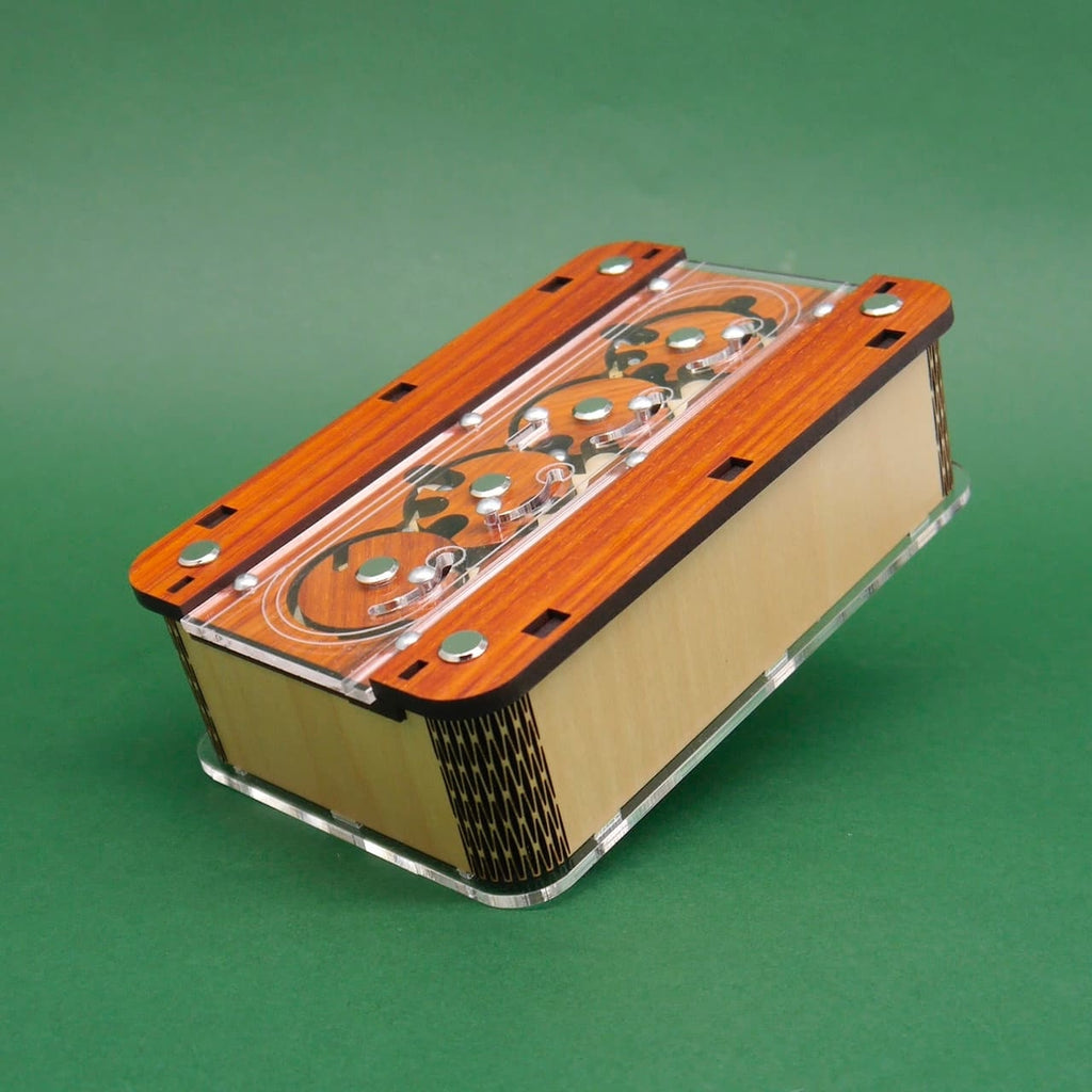 Holz-Trickbox mit einem Schiebemechanismus für alle, die Spaß an Knobelaufgaben haben.