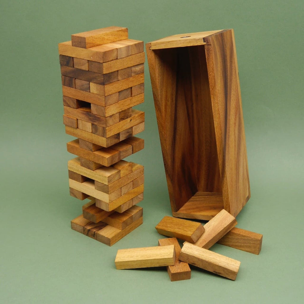 Holz-Bausteine zum Stapeln, einige bereits gezogen, neben offener Aufbewahrungsbox.Holz-Bausteine zum Stapeln, einige bereits gezogen, neben offener Aufbewahrungsbox.