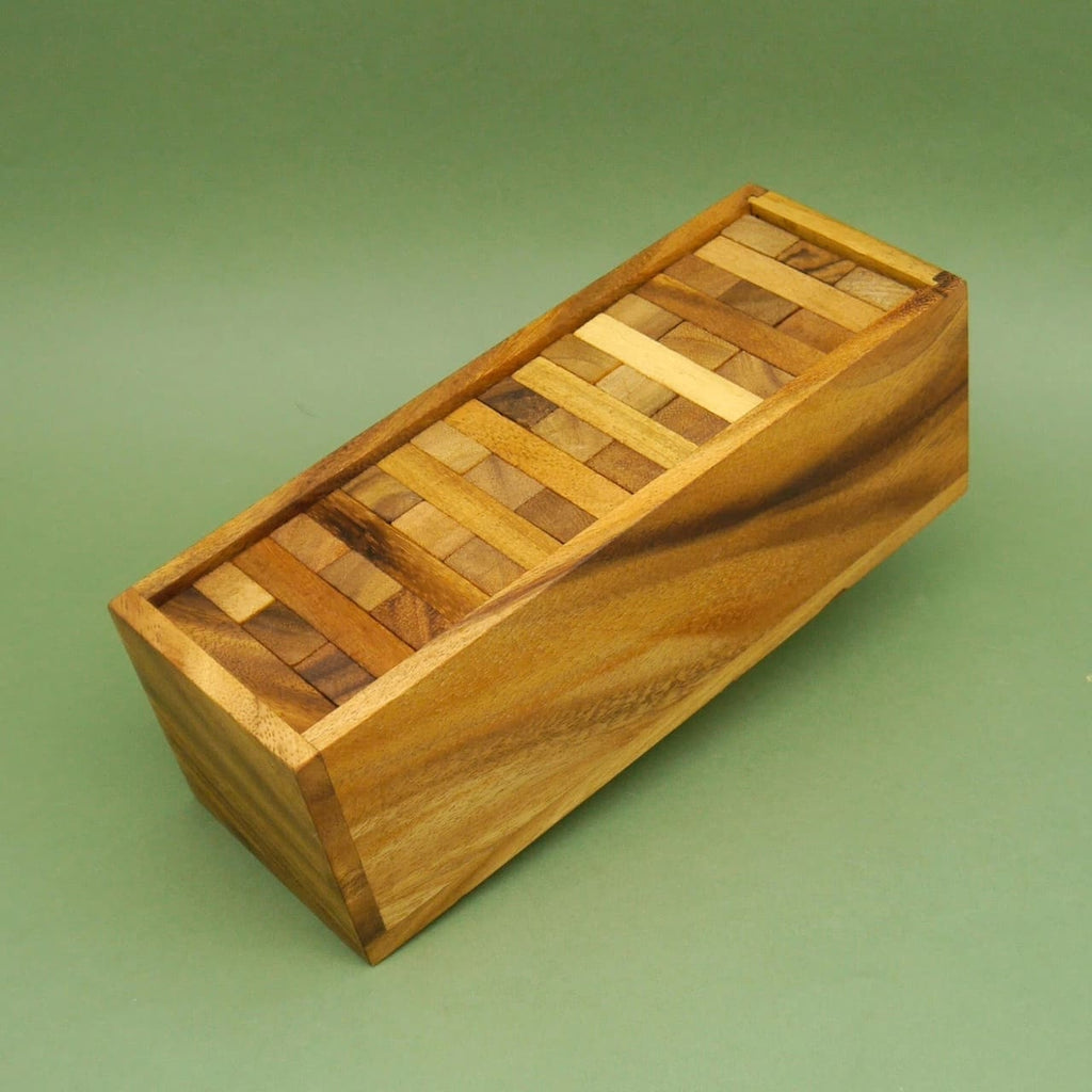 Rechteckiger Holzkasten mit dicht gepackten Holzsteinen—bereit fürs Geschicklichkeitsspiel.