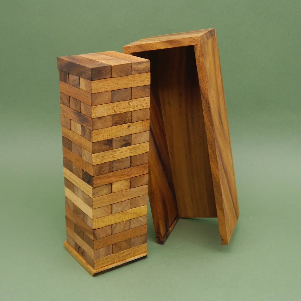 Aufgerichteter Blockturm im Stil von Jenga, daneben eine geöffnete Holzbox.