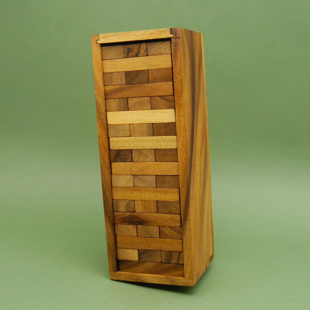 Schmaler Holzkasten mit sauber verstautem Turm, bereit für das Stapelspiel.