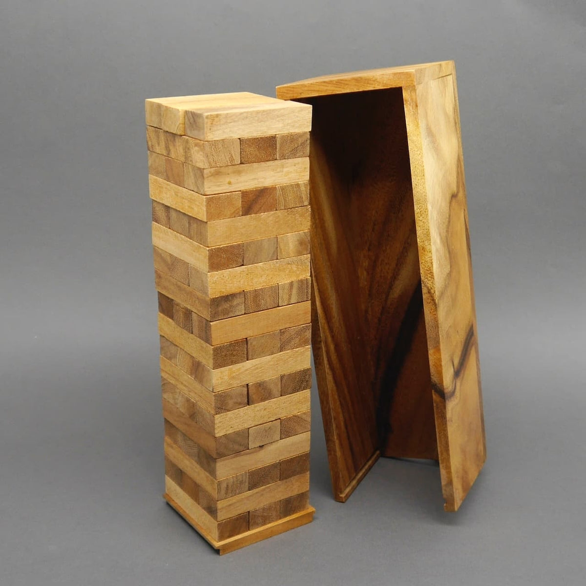 Holz-Wackelturm als Familienspiel, ideal für lustige Spieleabende mit Kindern.