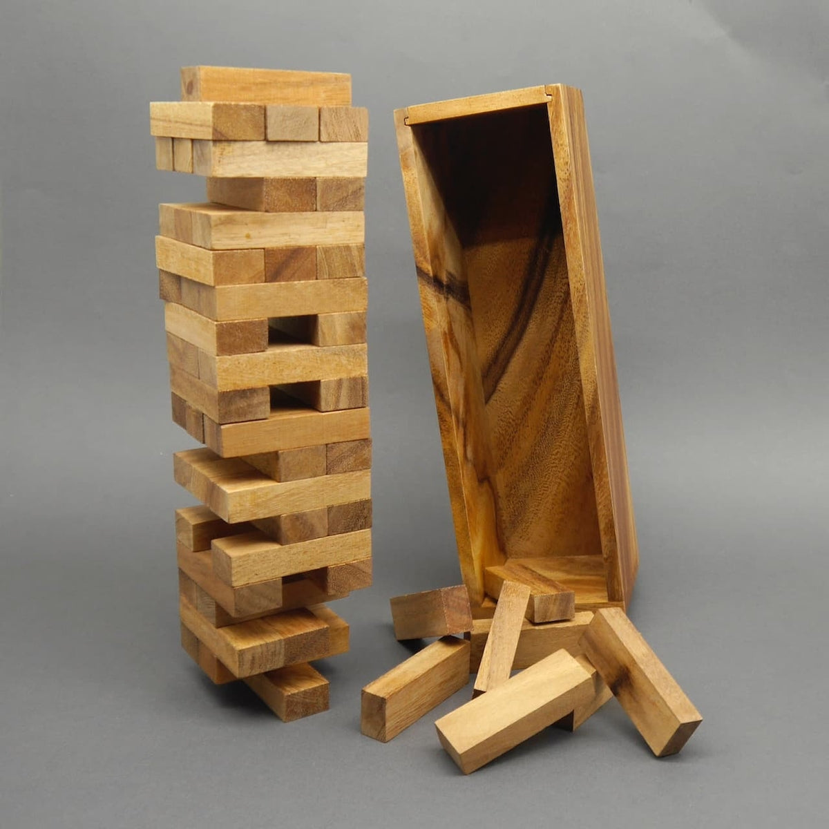 Partytauglicher Wobble Tower – der Wackelturm als spannendes Partyspiel aus Holz.