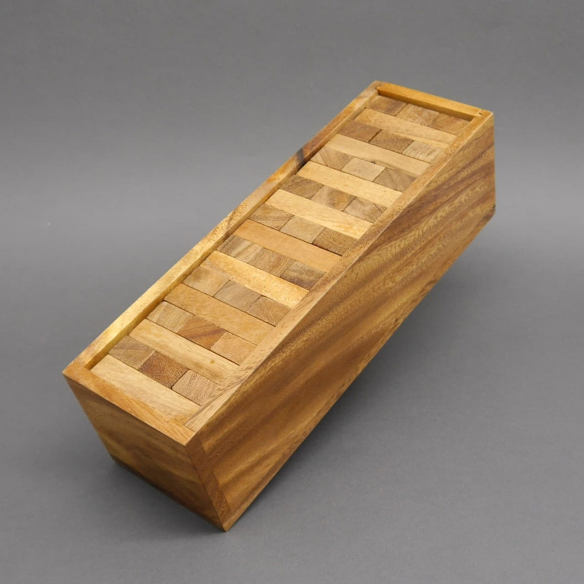 Stapelspiel aus Holz – der klassische Wackelturm als unterhaltsames Gesellschaftsspiel.