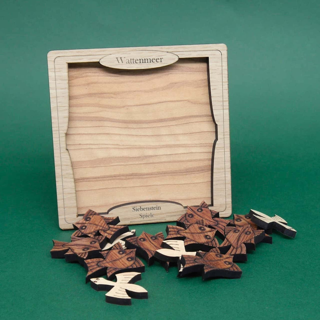 Holzpuzzle mit mehreren bunten, maritim gestalteten Holzteilen in Form von Wattenmeer-Tieren, die zu einem Legespiel zusammengesetzt werden können.