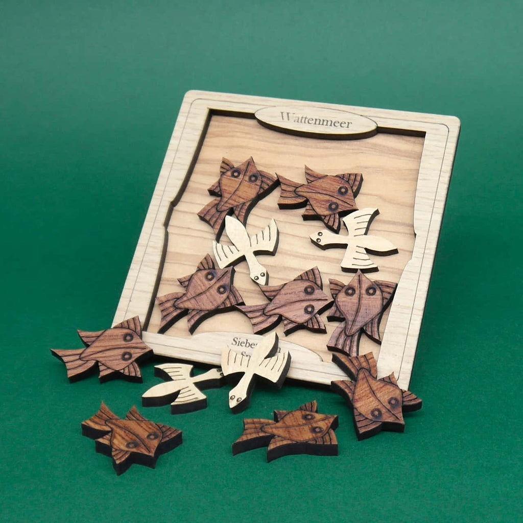 Ein teilweise zusammengelegtes Wattenmeer-Holzpuzzle mit Tiermotiven wie Vögeln und Fischen, das als Denkspiel genutzt werden kann.