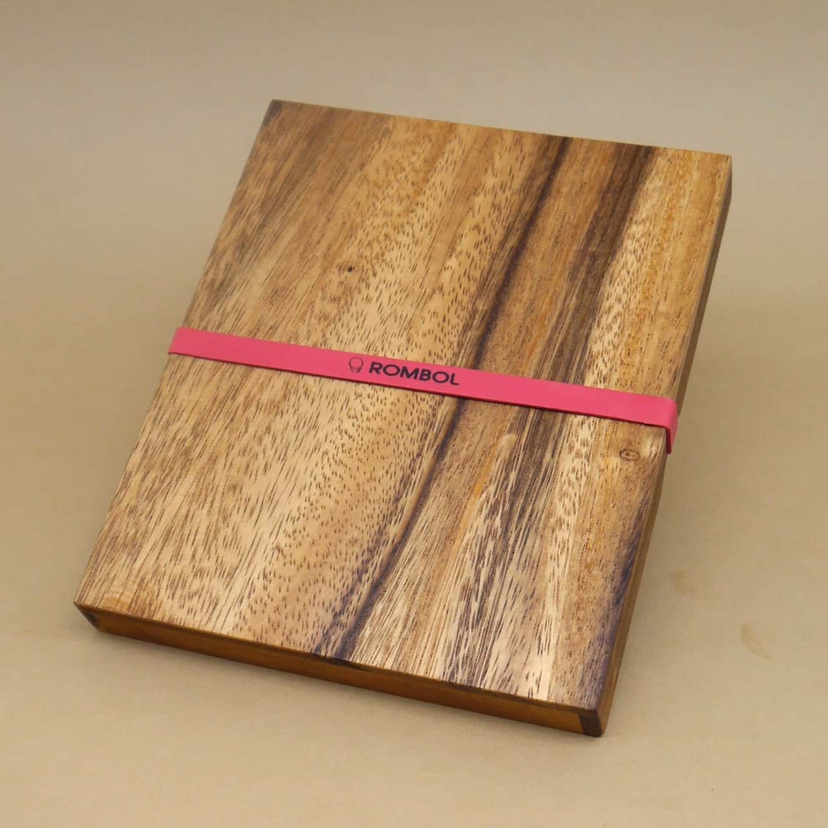 Holzene Knobelbox mit rotem Gummiband, geschlossen und bereit als Weihnachtsgeschenk.
