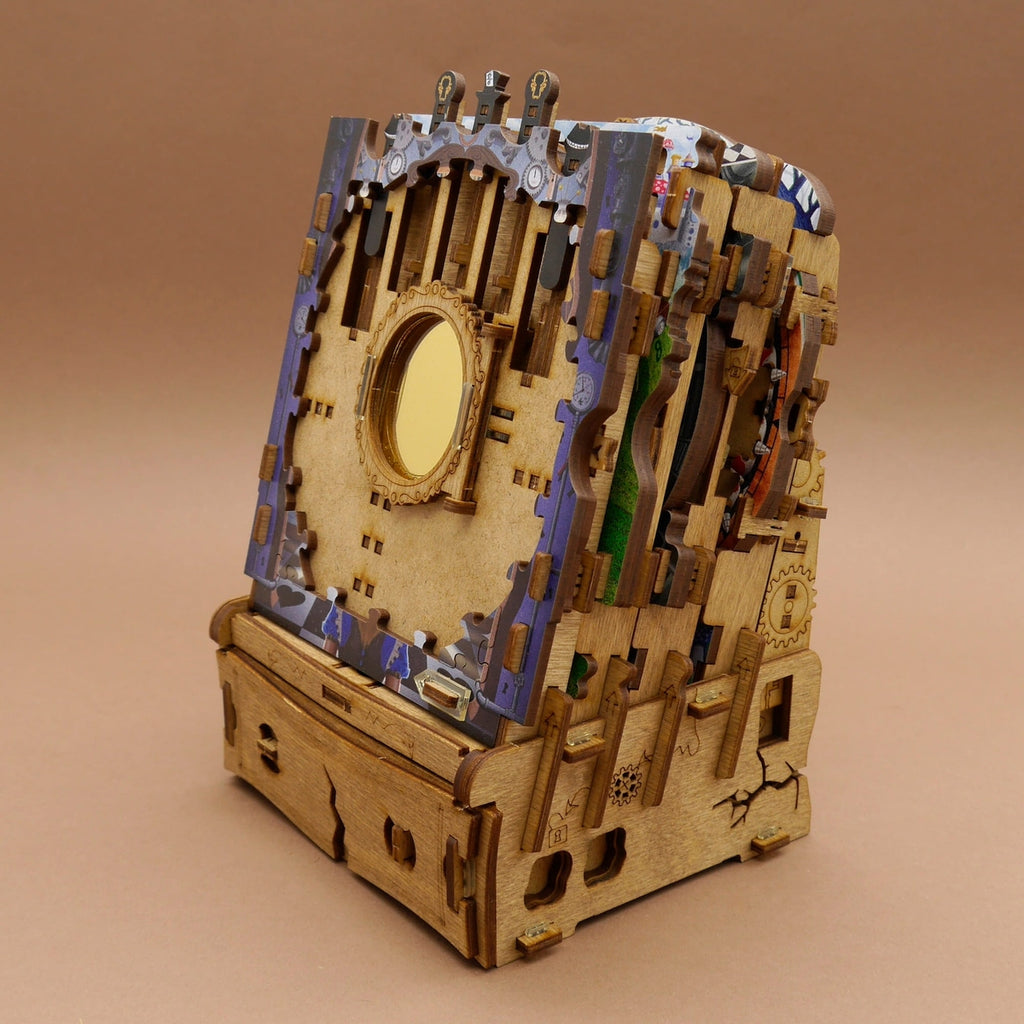 Holzene Wonderbox Knobelbox mit Spiegelrahmen und mechanischen Details als anspruchsvolles Knobelspiel.