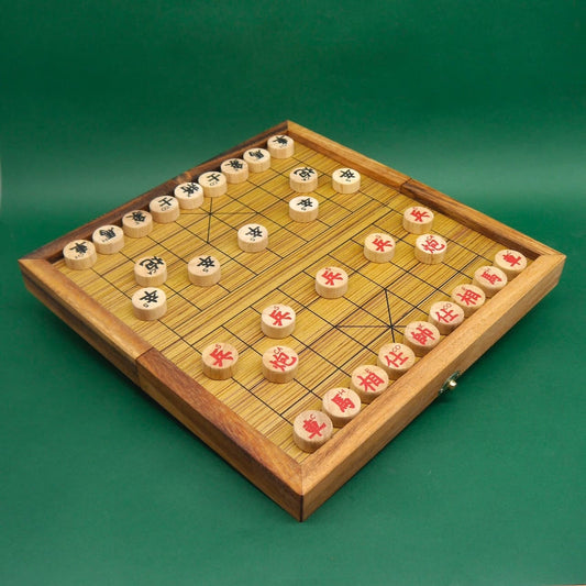 Traditionelles chinesisches Schachspiel (Xiangqi) mit hölzernem Spielbrett und Spielfiguren aus Holz, vollständig aufgebaut und bereit zum Spielen.