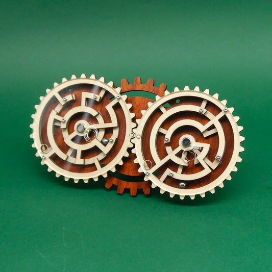 Drehpuzzle mit zwei ineinandergreifenden Zahnrädern; sichtbare Labyrinthbahnen und Schrauben in Holzoptik, frontal aufgenommen