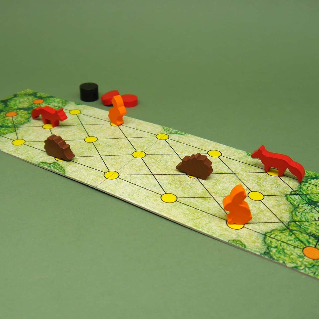 Beim Kinderspiel „Zwei Wege“ verteilen sich bunte Tier-Meeples auf einem Spielfeld aus Linien und Kreisen.