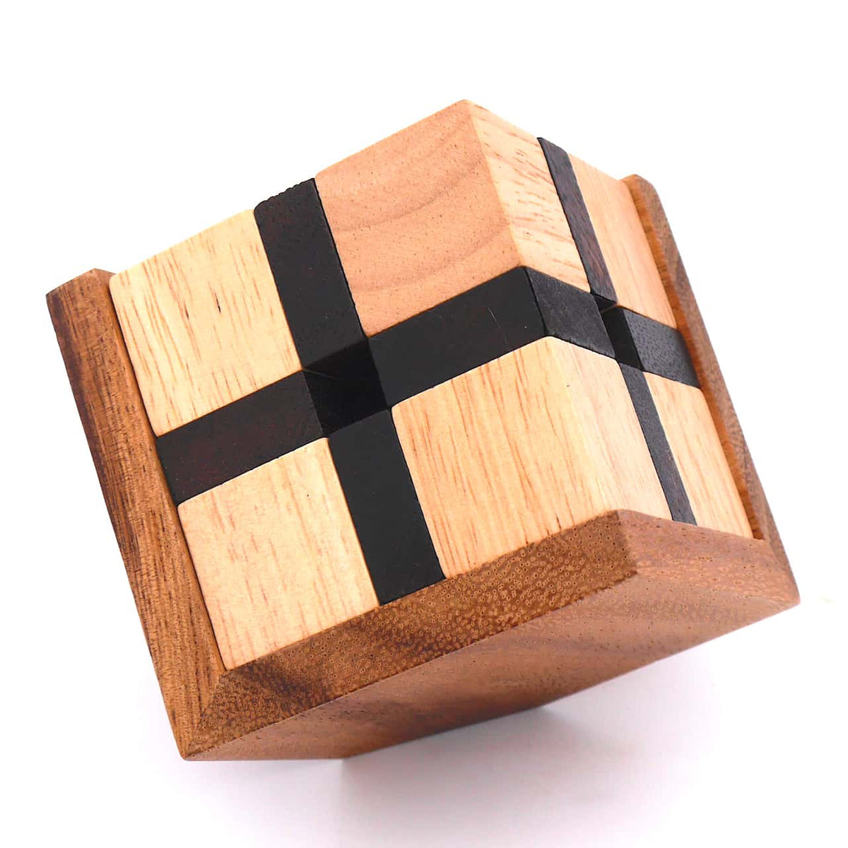 Das zweifarbige 3d Puzzle aus Holz mit 8 Puzzleteilen. Das Geduldspiel ist zusammengebaut und befindet sich in einem Holzrahmen.