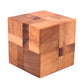 Ein kniffliges Denkspiel aus Holz, bei dem die Spieler Teile zusammenfügen müssen, um das 3D-Puzzle zu vervollständigen.
