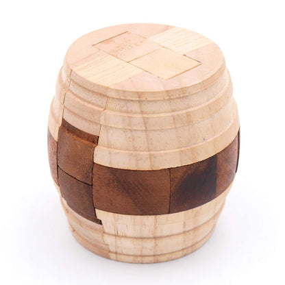 Ein kniffliges Denkspiel, bei dem verschiedene Holzteile zu einem komplexen Muster zusammengefügt werden müssen.