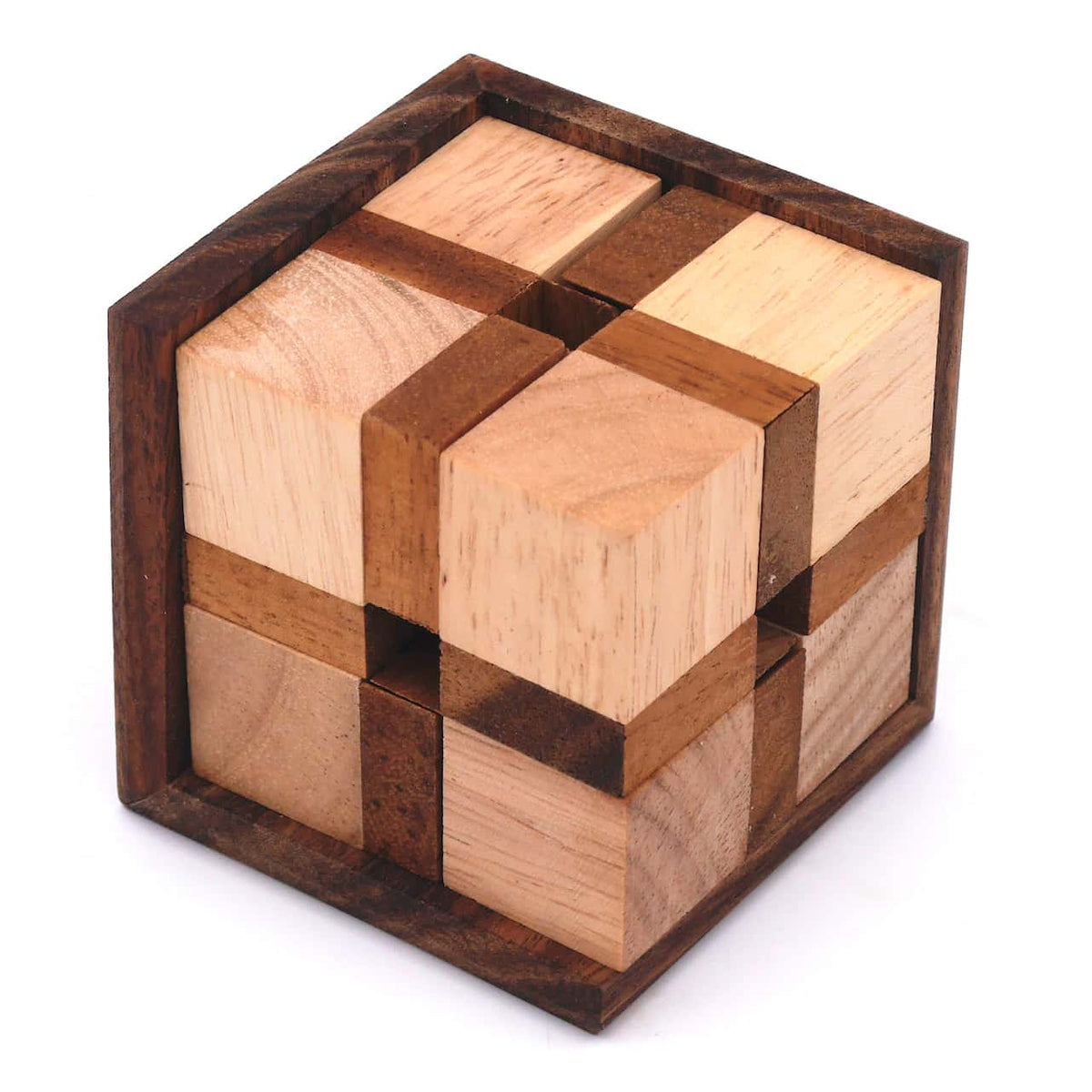 Zusammengebautes Denkspiel aus Holz bestehend aus 8 Teilen und einem Rahmen.