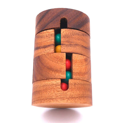 Dreh-Puzzle aus Holz mit zwei drehbaren Ringen und vier Schächten mit farbigen Holzkugeln.