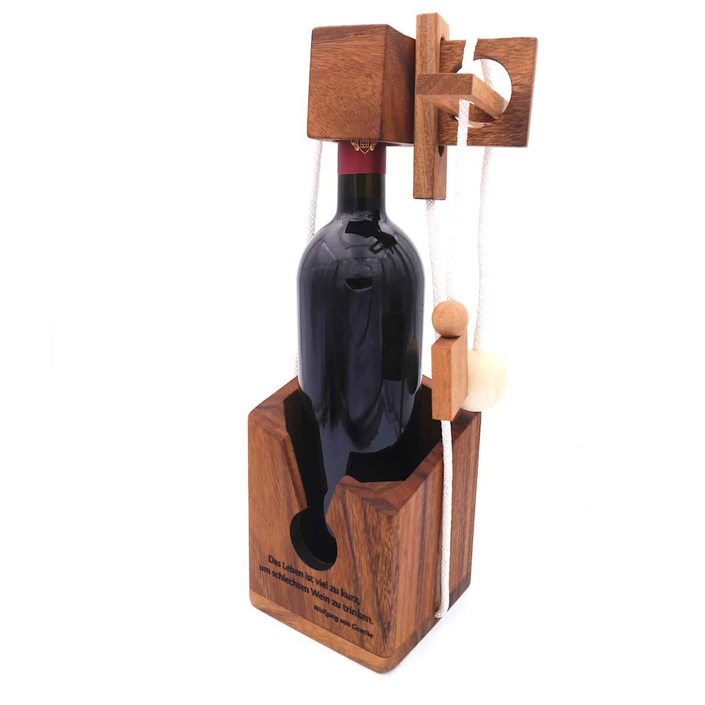 Holzverpackung für eine Flasche Wein mit einem Knobelspiel. Die Verpackung ist graviert mit einem Zitat von Goethe.