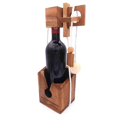Holzverpackung für eine Flasche Wein mit einem Knobelspiel. Die Verpackung ist graviert mit einem Zitat von Stevenson.
