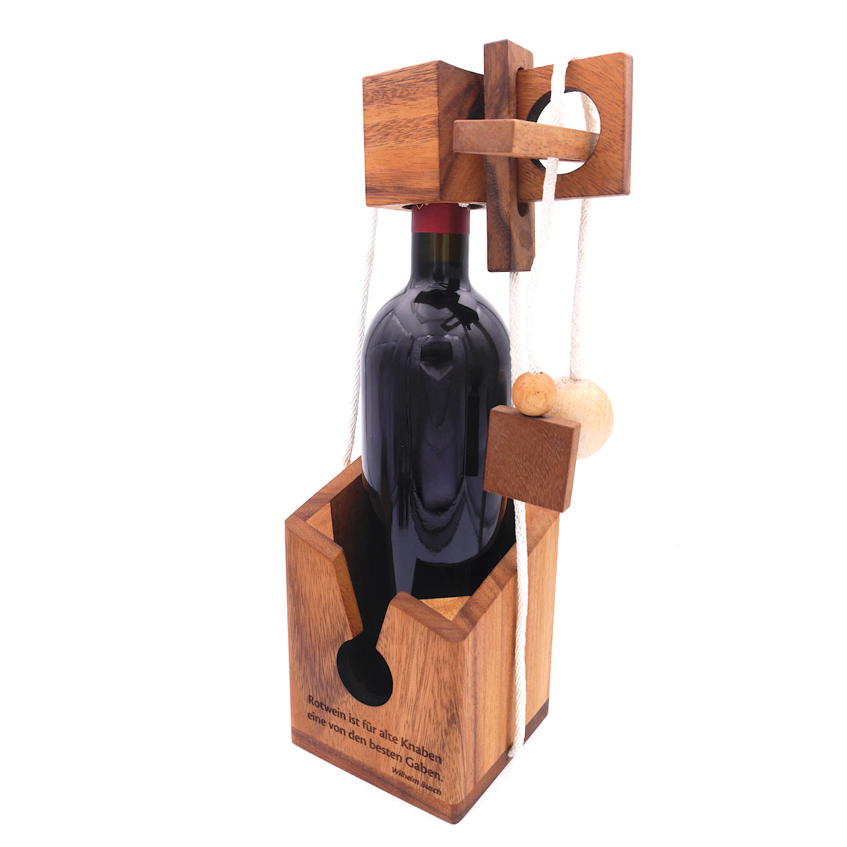 Holzverpackung für eine Flasche Wein mit einem Knobelspiel. Die Verpackung ist graviert mit einem Zitat von Wilhelm Busch.