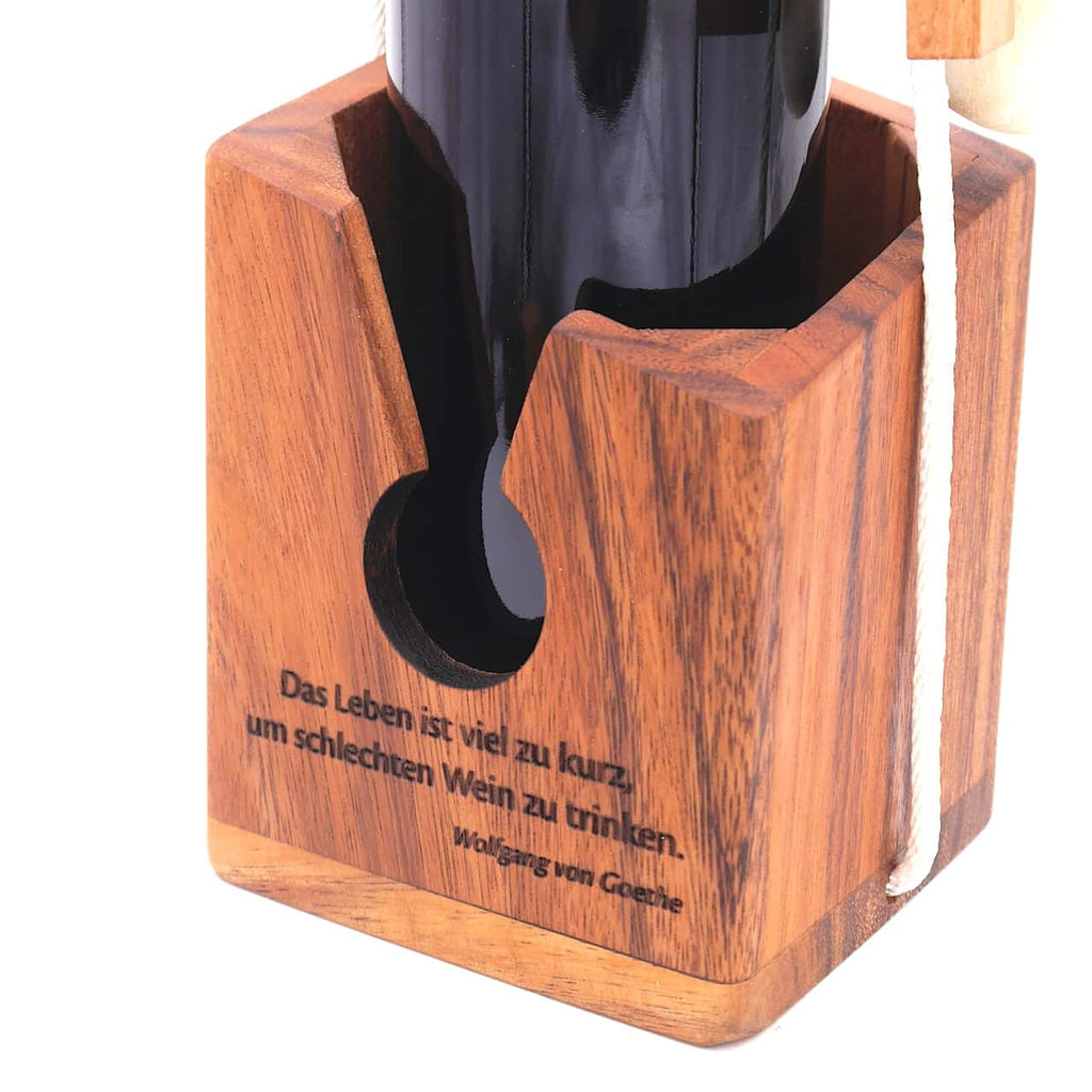 Holzverpackung für eine Flasche Wein mit einem Zitat von Goethe: Das Leben ist viel zu kurz, um schlechten Wein zu trinken.