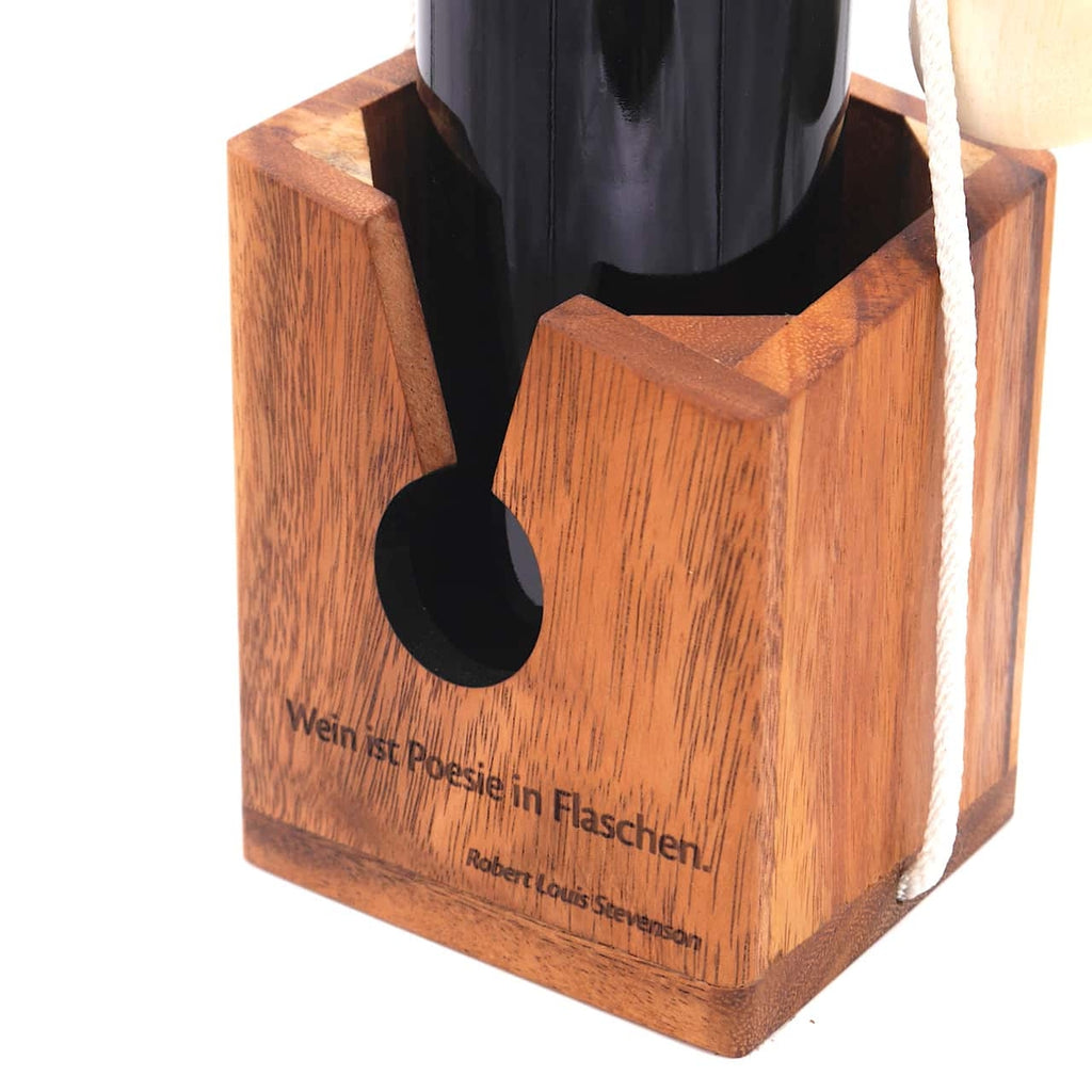 Holzverpackung für eine Flasche Wein mit einem Zitat von Goethe: Wein ist Poesie in Flaschen.